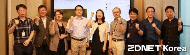 퀀텀3.0 좌담회에서 참석자들이 화이팅을 외치며 기념촬영했다.