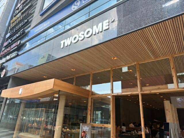 투썸 2.0 강남 매장 전경