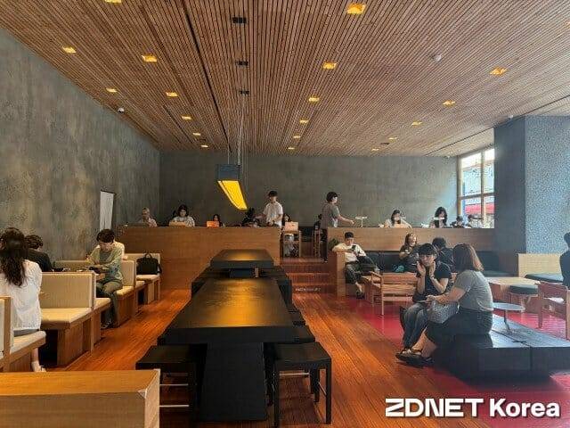 투썸 2.0 강남 매장 내부 모습