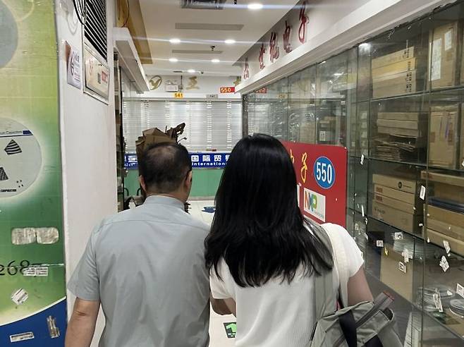 20년간 전자부품 유통 회사 이화세미컴에 근무한 진익화 선전 한국상공회장이 기자와 함께 지난달 18일 화창베이 부품 상가 내부를 돌아보며 설명하고 있다. 사진 박준이 기자.