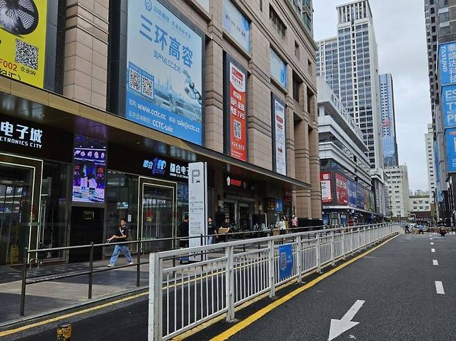 지난달 18일 기자가 방문한 선전시 푸톈구 화창베이 전자상가 외부 전경. 화창베이에는 15개의 대형 상가를 포함해 23개의 상가 건물이 모여 있다. 사진 박준이 기자.