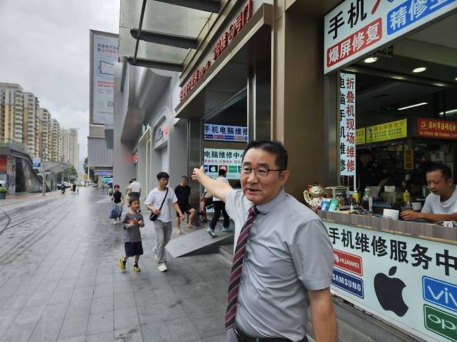 20년간 전자부품 유통 회사 이화세미컴에 근무한 진익화 선전 한국상공회장이 지난달 18일 화창베이 부품 상가에 대해 설명하고 있다. 사진 박준이 기자.