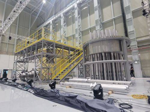 부산 기장에 있는 원자력환경복원연구원 목업동 안에 국내 최초 원전 목업이 설치돼 있다. 사진 오른쪽이 상부구조물, 뒤쪽이 원자로 용기 목업이다. 강희종 기자