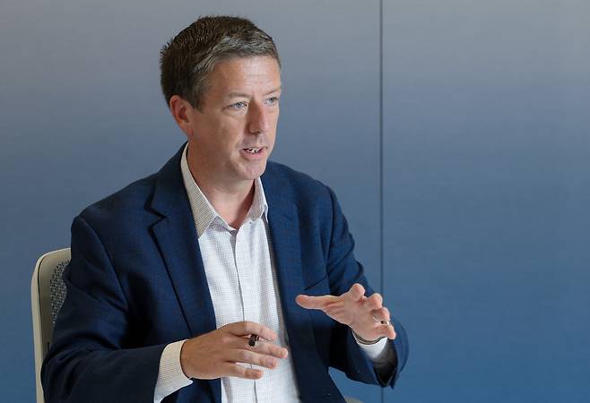 크리스토퍼 포터 구글클라우드 국제 보안 협력 총괄이 지난달 26일 서울 강남구 구글클라우드 사무실에서 최근 사이버 범죄 유형에 대해 이야기하고 있다. /박성원 기자