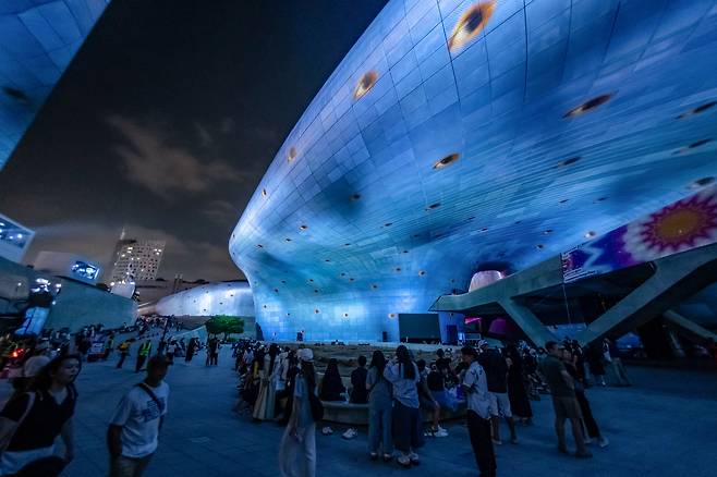 '서울라이트 DDP 2025 가을' 중 로랑 그라소(Laurent Grasso)의 'Panoptes' 가 DDP 외벽에 상영되고 있다. 파노프테스는 그리스 로마 신화에 등장하는 100개의 눈을 가진 거인으로 도망칠 수 없는 절대적인 감시와 시선을 상징한다. /박상훈 기자