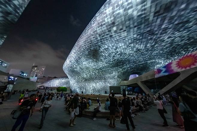 2025년 8월 31일 저녁 서울 동대문디자인플라자(DDP)에서 '서울라이트 DDP 2025 가을'이 열리고 있다. /박상훈 기자