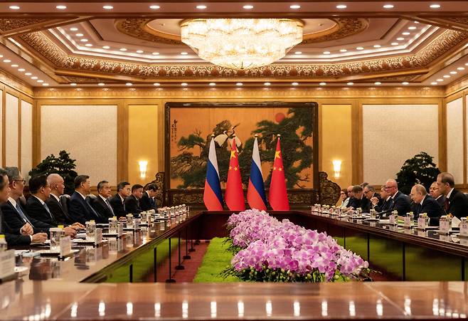 2일 중국 베이징 인민대회당에서 러시아의 블라디미르 푸틴 대통령과 중국의 시진핑 국가주석 등이 정상회담을 하고 있다. /AFP 연합뉴스