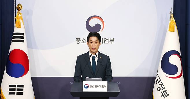 노용석 중소벤처기업부 차관이 2일 서울 종로구 정부서울청사에서 2026년도 중소벤처기업부 예산안 관련 브리핑을 하고 있다. /뉴스1