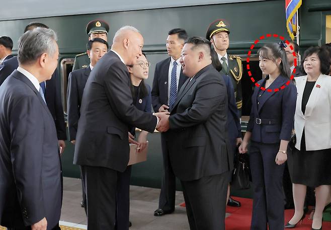 2025년 9월 2일 오후 중국 수도 베이징 베이징역에 전용열차편으로 도착한 김정은 북한 국무위원장이 차이치 중국공산당 중앙서기처 서기(당 중앙정치국 상무위원)의 환영을 받고 있다.뒤에 딸 김주애(점선)가 서 있다./조선중앙통신 연합뉴스