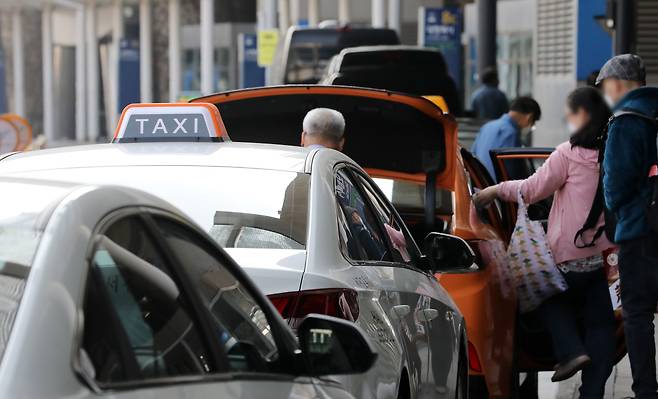 여행객들이 택시를 이용하고 있다. /뉴스1