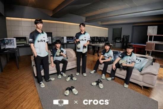 디플러스 기아(Dplus KIA) 선수들이 크록스 제품을 착용한 모습./크록스 제공