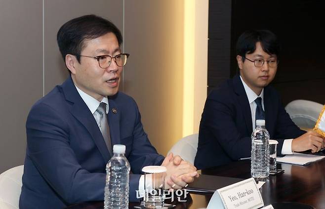 여한구 산업통상자원부 통상교섭본부장이 지난달 14일 오후 서울 중구 플라자호텔에서 배스 반 듀인(Beth Van Duyne), 리차드 맥코믹(Richard McCormick) 미국 하원 의원들과 면담하고 있다.ⓒ뉴시스