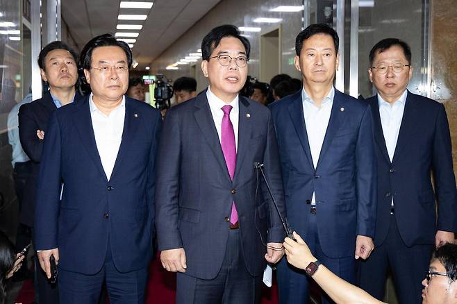 송언석 국민의힘 원내대표가 2일 서울 여의도 국회에서 내란특검의 추경호 의원 등에 대한 압수수색 시도와 관련해 우원식 국회의장을 항의방문 후 취재진과 만나 브리핑하고 있다. 2025.9.2/뉴스1