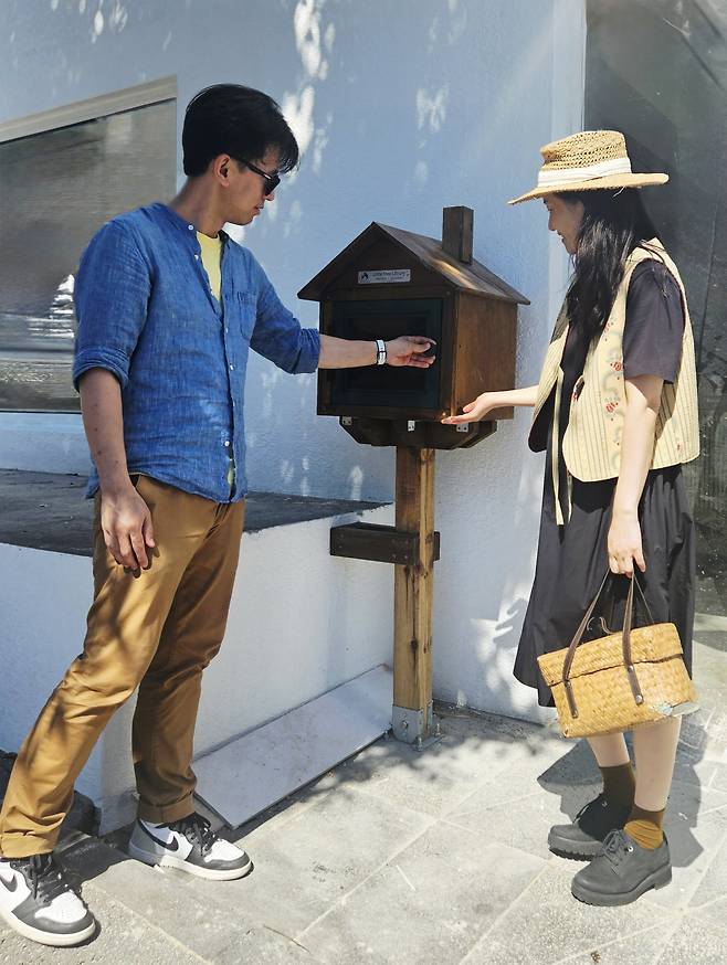 사이서가 앞에는 전 세계 120여 개국에서 운영되는 비영리 시민 참여형 공유도서관 ‘리틀 프리 라이브러리(Little Free Library)’가 제주에서 최초로 설치돼 있다.