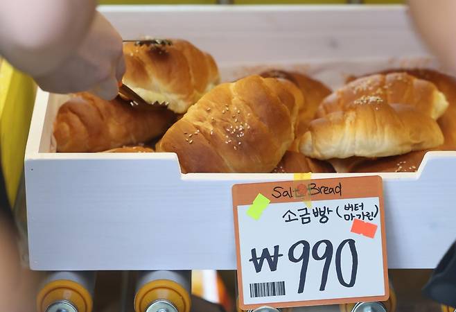 2일 오전 서울 성동구 글로우 성수에 마련된 유튜버 ‘슈카월드’의 베이커리 팝업 스토어 ETF베이커리를 찾은 시민들이 990원에 판매되는 소금빵을 고르고 있다. 2025.09.02. 뉴시스