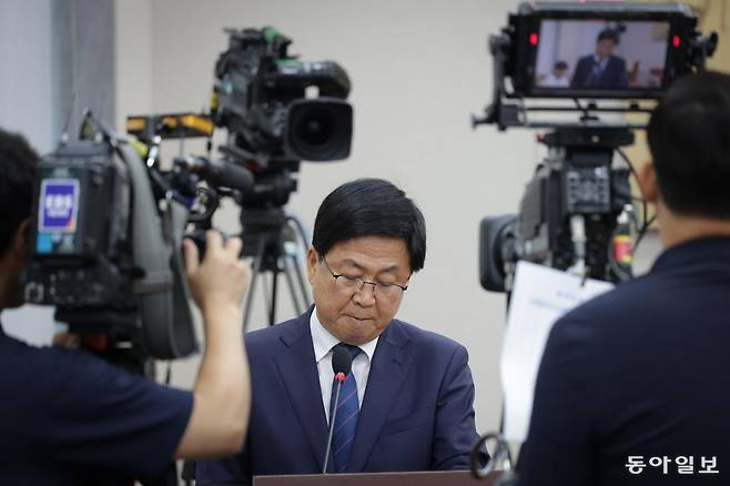 최 후보자가 모두발언 중 취재진이 몰리자 고개를 숙이고 있다. 박형기 기자 oneshot@donga.com