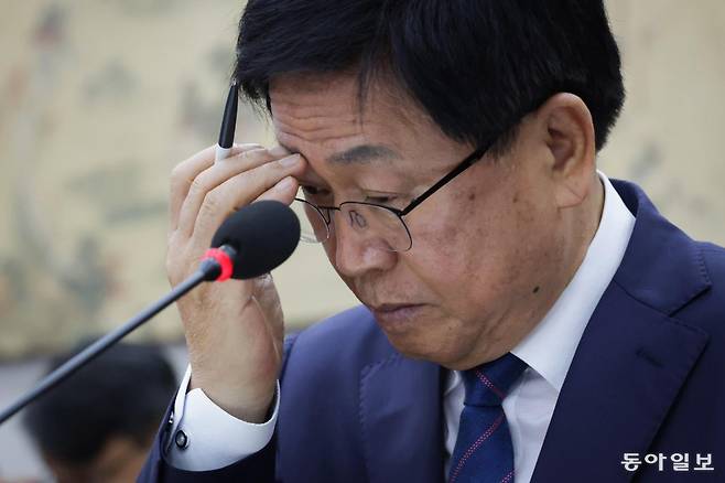 최 후보자가 의원 질의를 듣는 도중 굳은 표정을 지은 채 이마를 만지고 있다. 박형기 기자 oneshot@donga.com