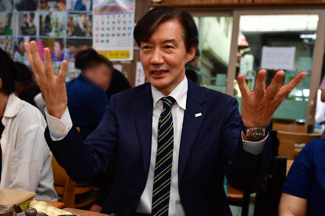 조국 조국혁신당 혁신정책연구원장이 2일 오후 경북 포항시 죽도시장에 있는 한 식당에서 지지자들과 얘기를 나누고 있다. 2025.9.2/뉴스1