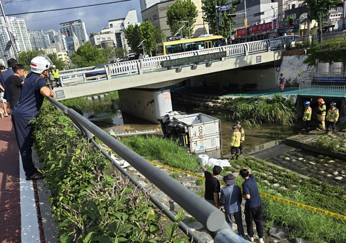 서울 성북구 보문동1가 보문교2고 택배 배송 트럭 추락 사고 현장 [독자 제공=연합뉴스]