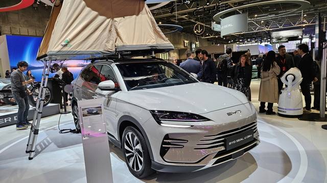 2024 파리모터쇼에 BYD 씰이 전시돼 있다. 한국자동차기자협회 제공