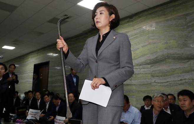 2019년 4월 26일 나경원 자유한국당 원내대표가 서울 여의도 국회 의안과 앞에서 열린 의원총회에서 공수처법·검경수사권조정법안의 접수를 강행하기 위해 동원된 쇠지렛대를 들어 보이고 있다. 이날 의총 사회를 본 김정재 의원은 "나경원 대표가 들고 나온 이 쇠 지렛대(빠루)는 어제 7층 의안과 앞에서 민주당인지 경호과인지 정확하지는 않지만 그들이 사용한 것을 저희가 뺏은 겁니다"라고 설명했다. /사진=뉴스1