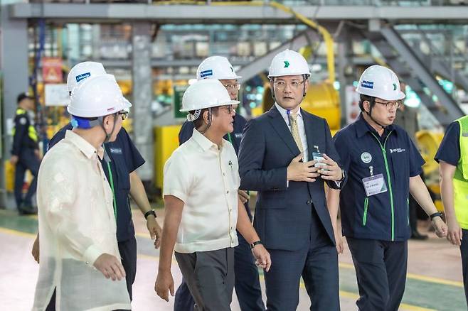 페르디난드 마르코스 주니어 필리핀 대통령(앞줄 왼쪽 두번째부터), 김성준 HD한국조선해양 대표가 HD현대필리핀조선소를 둘러보며 환담을 나누고 있다. 필리핀 대통령실 제공