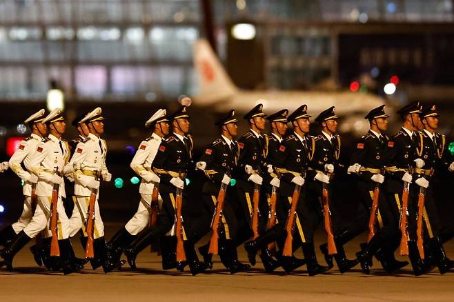2일 베이징에 중국 전승절 행사 참석을 위해 각국 정상들이 속속 도착하고 있는 가운데 콩고 공화국의 대통령 드니 사수 응게소가 베이징 수도 국제공항에 도착하자 의장대원들이 사열을 위해 달려가고 있다. AFP연합뉴스