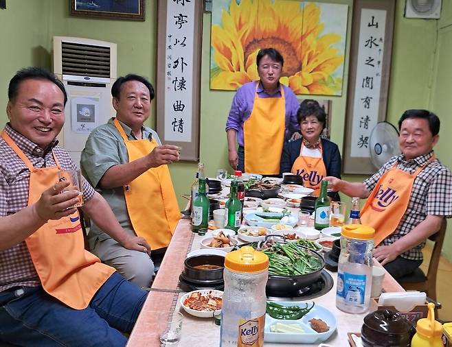 김영환 충북지사(가운데 보라색 셔츠)와 김현기 청주시의장(맨 왼쪽), 국민의힘 소속 청주시의원 등이 지난 7월12일 오송 참사 추모기간에 청주시 한 식당에서 술자리를 해 물의를 샀다. 술자리 참석 의원 에스엔에스 갈무리