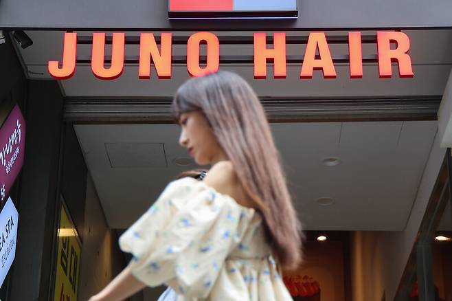 미용실 프랜차이즈 업체인 준오헤어 앞을 한 시민이 지나고 있다. 연합뉴스