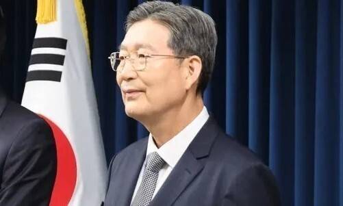 오광수 대통령실 민정수석이 지난 6월8일 서울 용산 대통령실에서 강훈식 비서실장의 수석 비서진 인선 발표를 듣고 있다. 연합뉴스