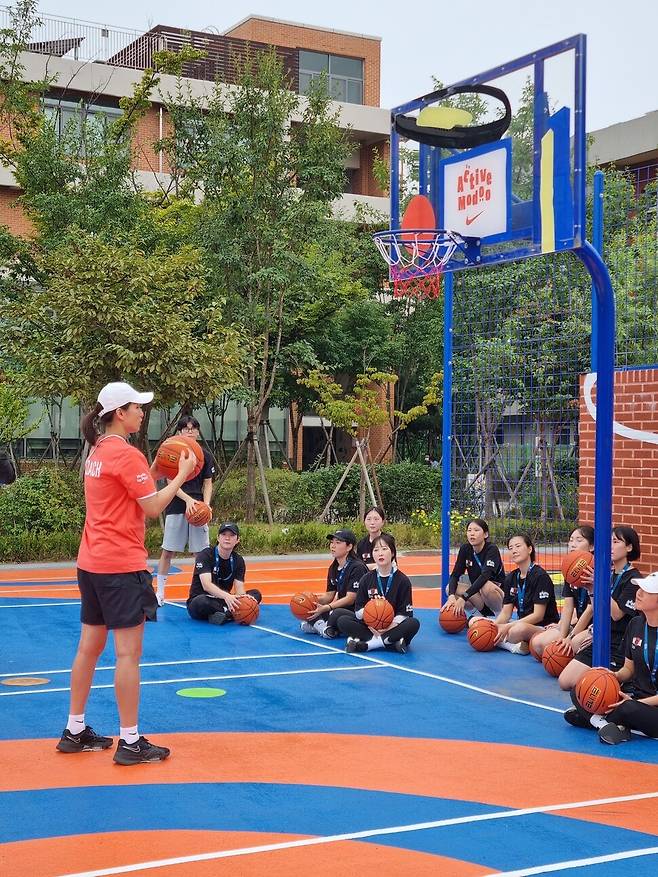 여자프로농구 선수 재직 당시 국가대표 선수로 뽑힐 만큼 뛰어난 슈터로 유명했던 김연주 코치가 ‘위밋업스포츠’에서 진행한 원데이 클래스에서 수강생들을 가르치고 있다. 위밋업스포츠 제공