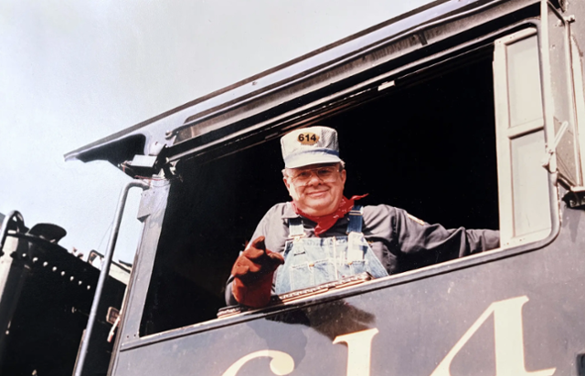 뉴욕 월가의 성공한 금융인이던 로스 롤런드는 증기기관차를 몰겠다는 유년의 꿈을 좇아 1966년 '하이 아이언 컴퍼니'란 회사를 차렸다. 그러곤 퇴역한 증기기관차를 임대하거나 사들여 보수한 뒤 관광열차로 운영했고, 대륙횡단철도 완공 100주년을 기념해 1969년 '골든 스파이크 기념열차'를 부활시켰다. 건국 200주년이던 1975~76년의 '미국 자유 열차(AFT)'도 그의 기획이었다. 그는 증기기관차가 21세기 자본주의의 선로 위를 달릴 수 있기를 바랐고 또 그럴 수 있으리라 믿었다. 자기 소유의 증기기관차 '체서피크 & 오하이오(C&O) 614' 기관실의 롤런드. 가족 사진