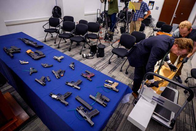 지난달 26일 미국 수도 워싱턴에서 열린 워싱턴 내 범죄 단속과 관련한 기자회견에 앞서 압수된 총기들이 전시돼 있다. 워싱턴=AFP 연합뉴스