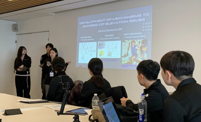 한국과학창의재단과 보령이 주최한 우주과학 경진대회에서 최종 선발된 학생들이 2024년 11월 미국 매사추세츠공대(MIT)에서 연구과제를 발표하고 있다. 보령 제공