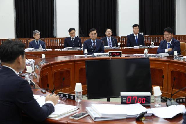 2일 국회에서 이종석(가운데) 국가정보원장이 출석한 가운데 정보위원회 전체회의가 열리고 있다. 고영권 기자