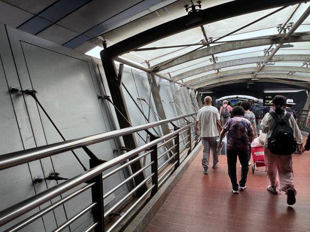 2일 김정은 북한 국무위원장이 중국 전승절 80주년 열병식 참석차 중국 베이징에 도착하기 전 베이징역사 안에 다른 플랫폼의 열차를 볼 수 없게 차단막이 설치돼 있다. 베이징=이혜미 특파원