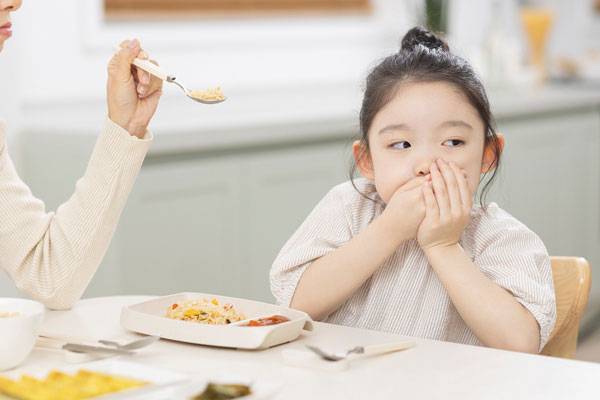 아이가 밥 먹기를 어려워하고 손, 발, 입 등에 수포가 생긴다면 수족구병을 의심해야 한다./메인사진=클립아트코리아