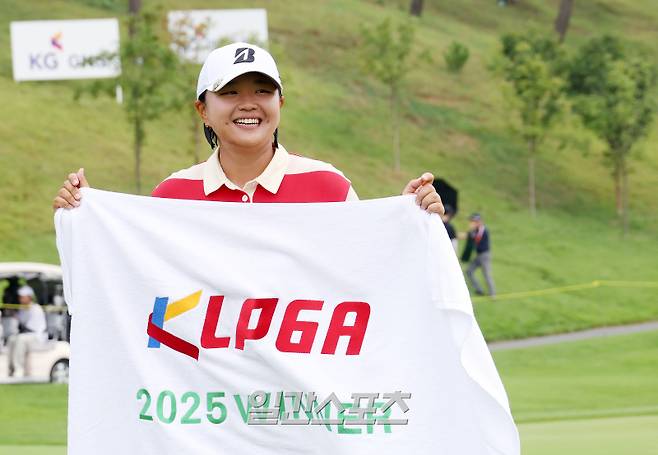 신다인이 31일 경기도 용인시 써닝포인트CC에서 열린 '제14회 KG 레이디스 오픈' 3라운드에서 2차 연장 끝에 우승을 차지했다. 신다인이 연장전을 끝내고 우승을 차지한 후 기뻐하고 있다. 써닝포인트CC(용인)=김민규 기자 mgkim1@edaily.co.kr /2025.08.31/