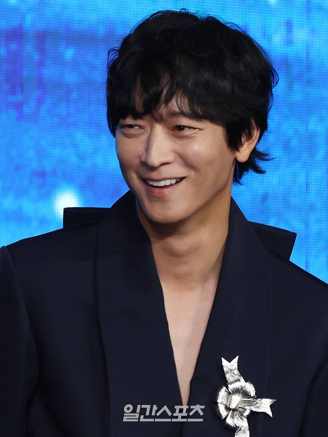 배우 강동원이 2일 오전 서울 종로구 포시즌스 호텔에서 열린 디즈니+ 오리지널 시리즈 '북극성' 제작발표회에 참석해 포토타임을 갖고 있다. '북극성'은 유엔대사로서 국제적 명성을 쌓아온 문주(전지현)가 대통령 후보 피격 사건의 배후를 쫓는 가운데, 그녀를 지켜야만 하는 국적불명의 특수요원 산호(강동원)와 함께 한반도를 위협하는 거대한 진실을 마주하는 첩보 멜로 시리즈. 오는 10일 공개. 서병수 기자 qudtn@edaily.co.kr /2025.09.02/