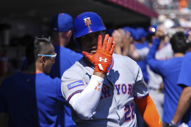 <yonhap photo-1208="">소토가 1일(한국시간) 디트로이트전 4회 초 그랜드슬램을 기록한 뒤 세리머니를 하고 있다. AP=연합뉴스</yonhap>