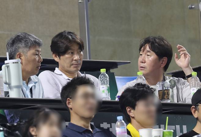 <yonhap photo-5362=""> 잠실구장 찾은 류지현 대표팀 감독 (서울=연합뉴스) 서명곤 기자 = 29일 서울 송파구 잠실구장에서 열린 프로야구 2025 신한 SOL 뱅크 KBO리그 kt wiz와 LG 트윈스의 경기. 야구 대표팀 류지현 감독(오른쪽부터), 강인원 코치, 김원형 코치가 경기를 지켜보고 있다. 2025.7.29 seephoto@yna.co.kr/2025-07-29 20:53:24/ <저작권자 ⓒ 1980-2025 ㈜연합뉴스. 무단 전재 재배포 금지, AI 학습 및 활용 금지></yonhap>