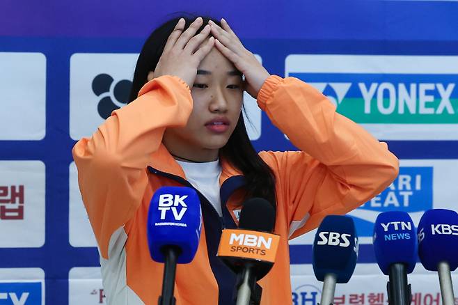 <yonhap photo-4172=""> 배드민턴 안세영, 동메달로 세계선수권 마치고 귀국 (영종도=연합뉴스) 서대연 기자 = 프랑스 파리에서 열린 2025 세계개인선수권대회를 마친 배드민턴 대표팀 안세영이 2일 인천국제공항 제1여객터미널을 통해 귀국해 인터뷰 장소로 이동하며 머리를 쓸어올리고 있다. 안세영은 이번 대회 여자단식 4강전에서 '천적'으로 꼽히는 중국의 천위페이(4위)에게 0-2(15-21 17-21)로 패하며 동메달을 얻었다. 2025.9.2 dwise@yna.co.kr/2025-09-02 16:33:22/ <저작권자 ⓒ 1980-2025 ㈜연합뉴스. 무단 전재 재배포 금지, AI 학습 및 활용 금지></yonhap>