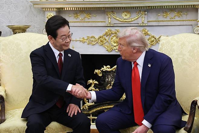 이재명 대통령이 지난 26일 미국 워싱턴 DC 백악관 오벌오피스에서 열린 한·미 정상회담에서 도널드 트럼프 미국 대통령과 악수하고 있습니다.