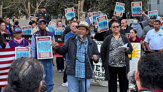 도널드 트럼프 미국 대통령의 베네수엘라인 임시보호지위 박탈에 대한 샌프란시스코 연방법원 심리를 앞두고 열린 집회 참가자들. [연합뉴스/AP 제공]