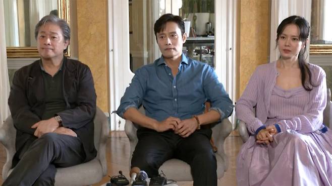 방송기자단과 인터뷰 중인 박찬욱 감독, 배우 이병헌, 손예진