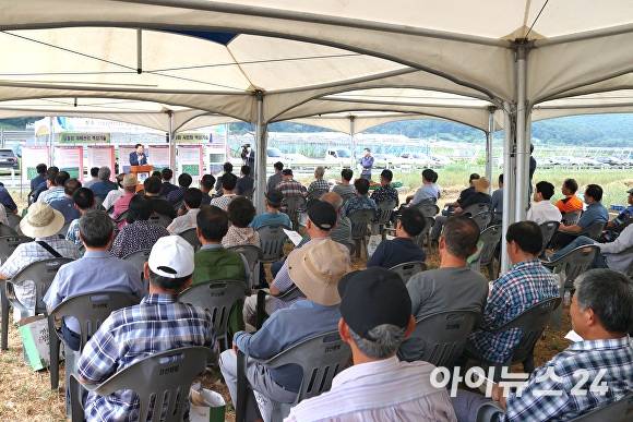 2일 경주시가 신규사료작물 알팔파 재배기술 보급 연시회를 열고 있다. [사진=경주시청]
