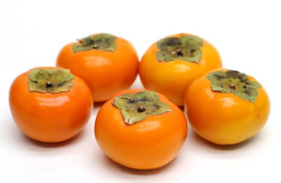 단감 역시 혈당을 천천히 올리는 과일로 지목된다. 사진은 단감. [사진=비움반찬]