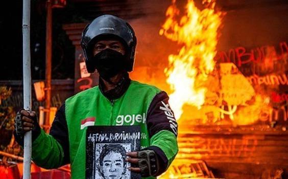 한 시민이 숨진 배달기사의 초상화를 들고 있다. [사진=AFP/연합뉴스]