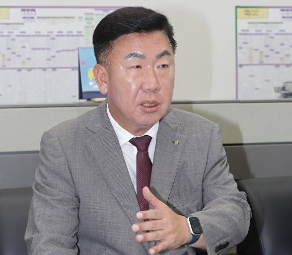 이범석 청주시장이 2일 시청 임시청사 기자실에서 시외버스터미널 민간 매각 관련 입장을 밝히고 있다. [사진=청주시]