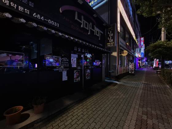 지난달 28일 오후 여수산단 노동자들이 많이 찾는 여수시 무선지구 상가가 인적이 끊긴 채 한산한 모습을 보이고 있다. 황희규 기자